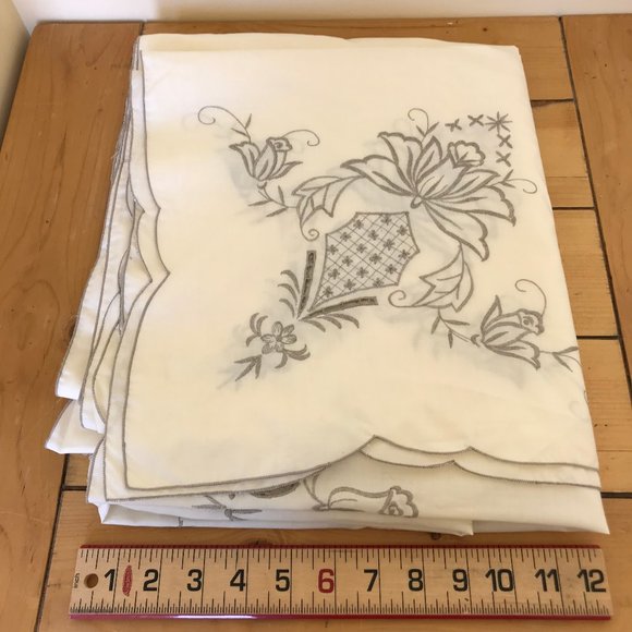 Ivory Tablecloth with Grey Floral Embroidery Cutwork Large Rectangular 68x102" - Picture 7 of 8